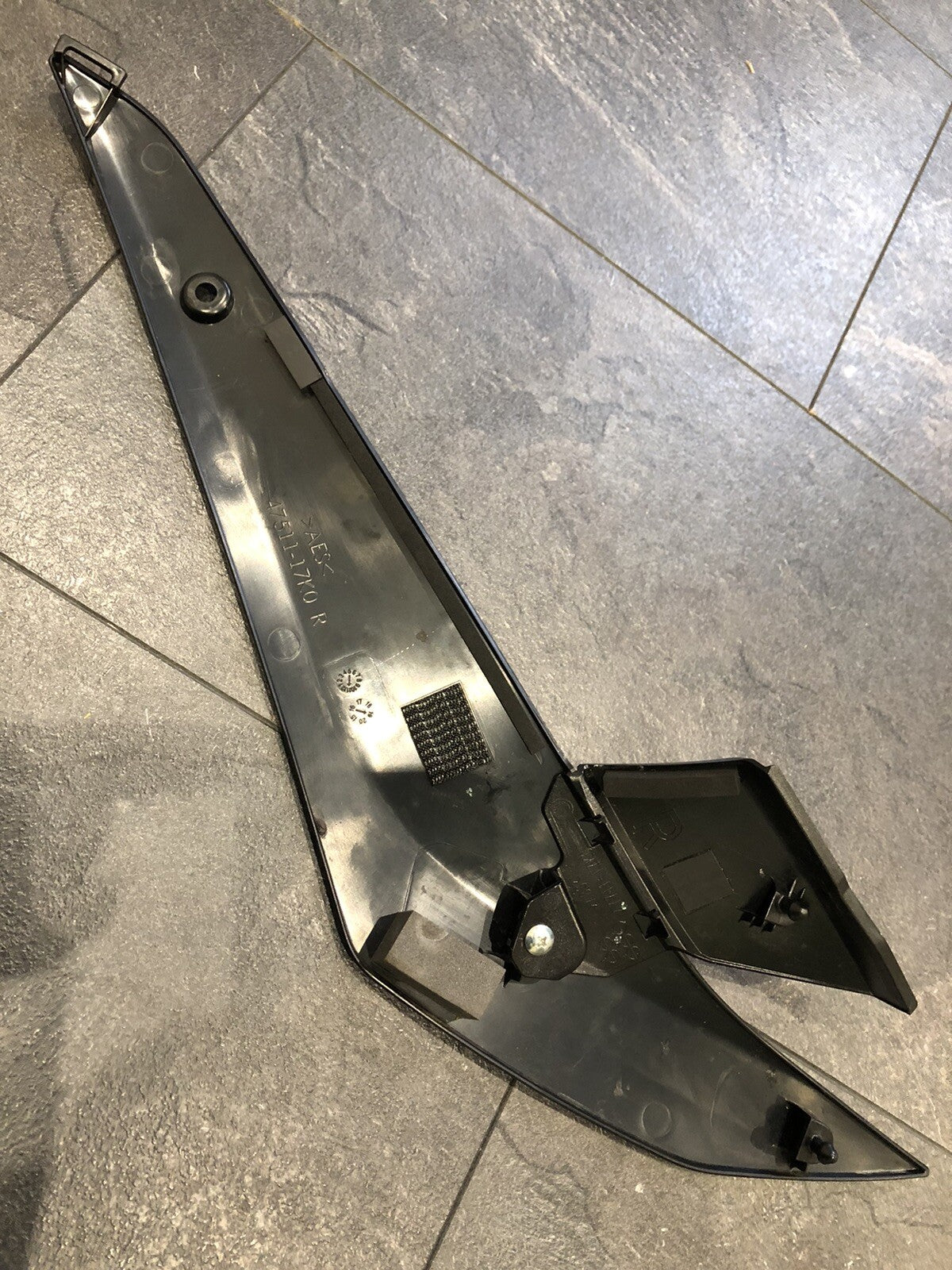 Suzuki GSXR 1000 2020 Right Tank Seat Fairing Panel 2017-2020 OEM L7 L8 L9 M0