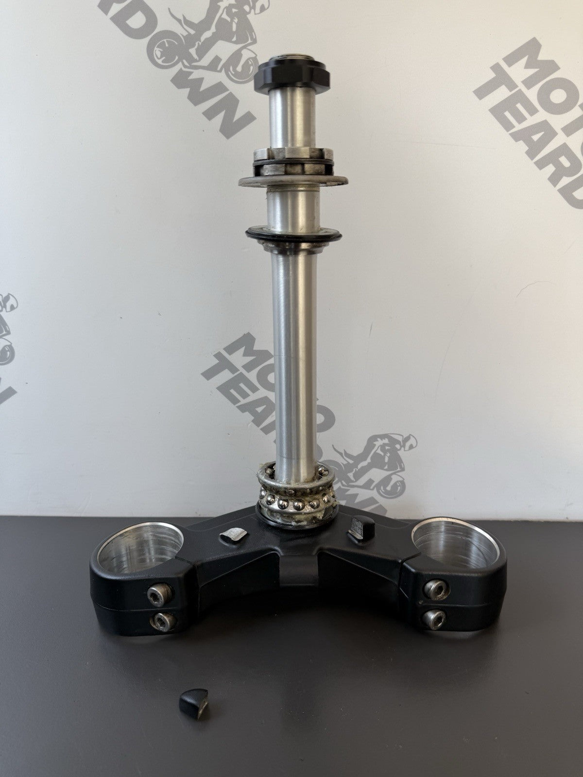 TRIUMPH TRIDENT 660 BOTTOM YOKE LOWER CLAMP YEAR 2021-2024 T2043096 DESCRIPTION