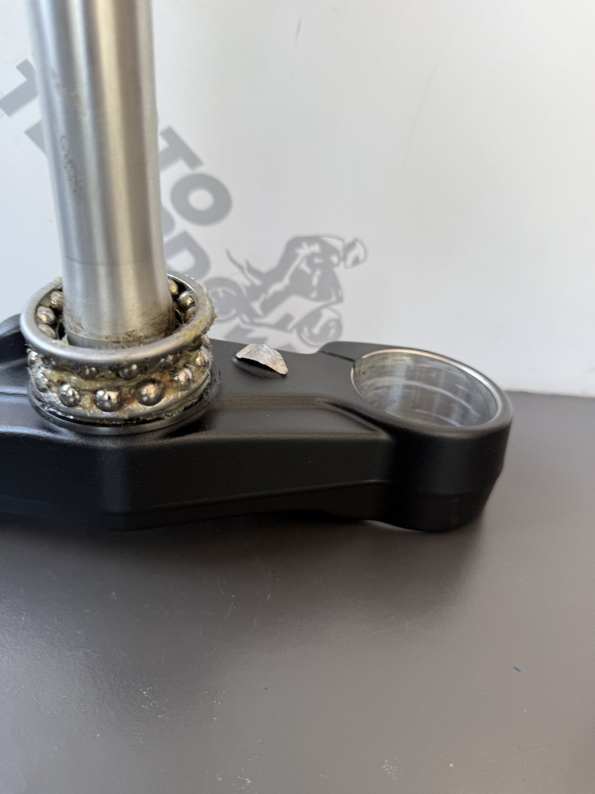 TRIUMPH TRIDENT 660 BOTTOM YOKE LOWER CLAMP YEAR 2021-2024 T2043096 DESCRIPTION