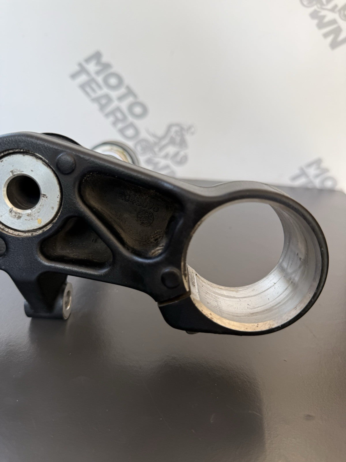 TRIUMPH TRIDENT 660 BOTTOM YOKE LOWER CLAMP YEAR 2021-2024 T2043096 DESCRIPTION