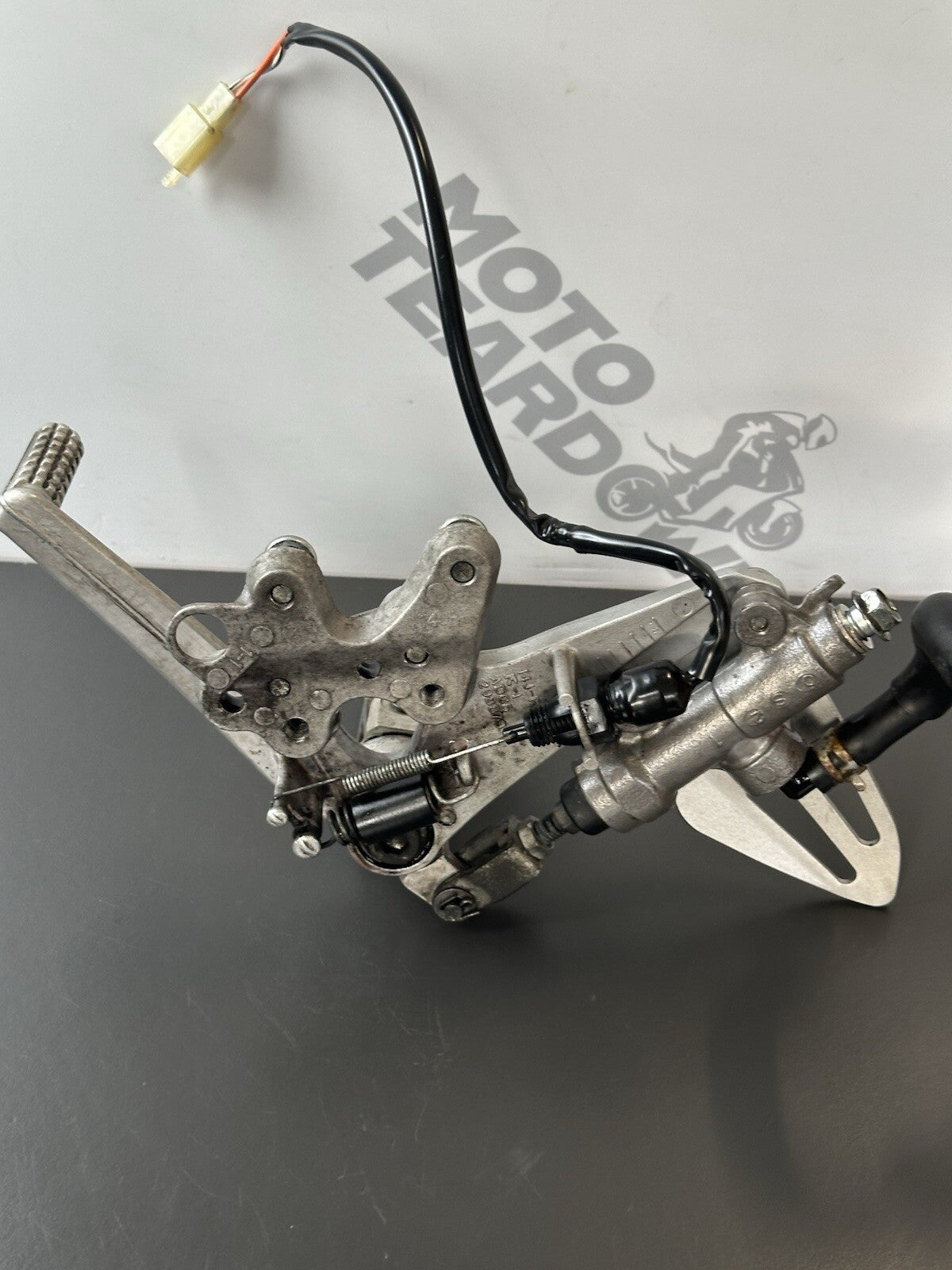 GSXR 600 GSXR 750 RIGHT Footrest Right Foot Assembly 2011-2017 L1-L7 OEM