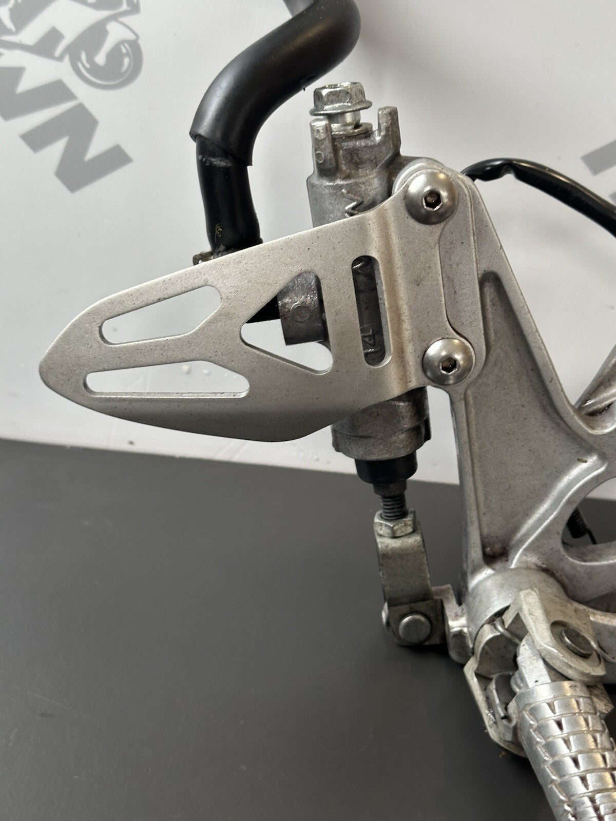 GSXR 600 GSXR 750 RIGHT Footrest Right Foot Assembly 2011-2017 L1-L7 OEM