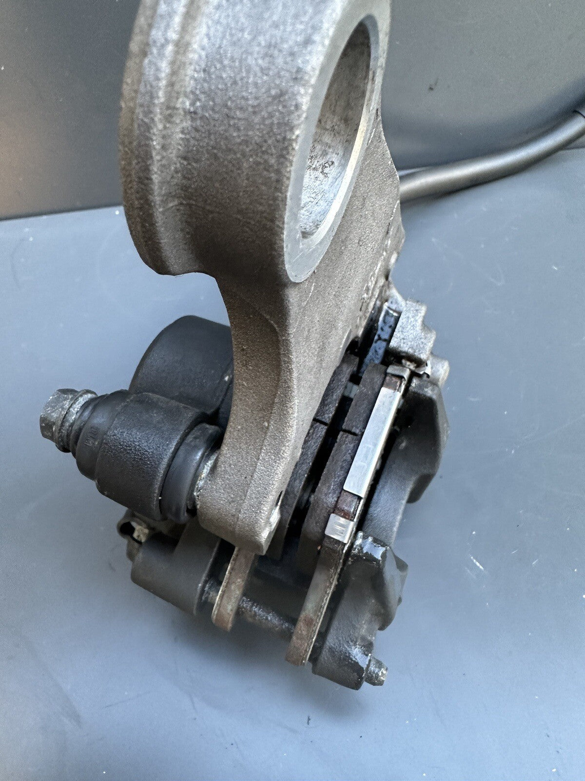 YAMAHA YZF R1 REAR BRAKE CALLIPER CALIPER WITH HANGER BRACKET 09-14 OEM R1 Brake