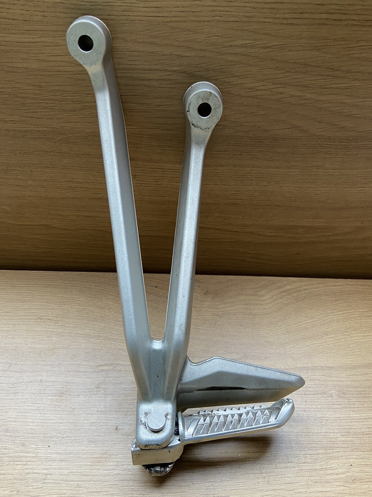 TRIUMPH STREET TRIPLE 765RS R S Left Pillion Footrest Hanger T2081987 2017-2019