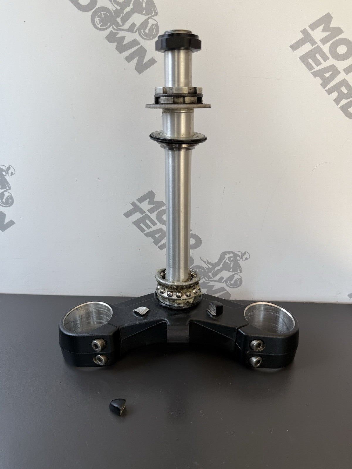 TRIUMPH TRIDENT 660 BOTTOM YOKE LOWER CLAMP YEAR 2021-2024 T2043096 DESCRIPTION