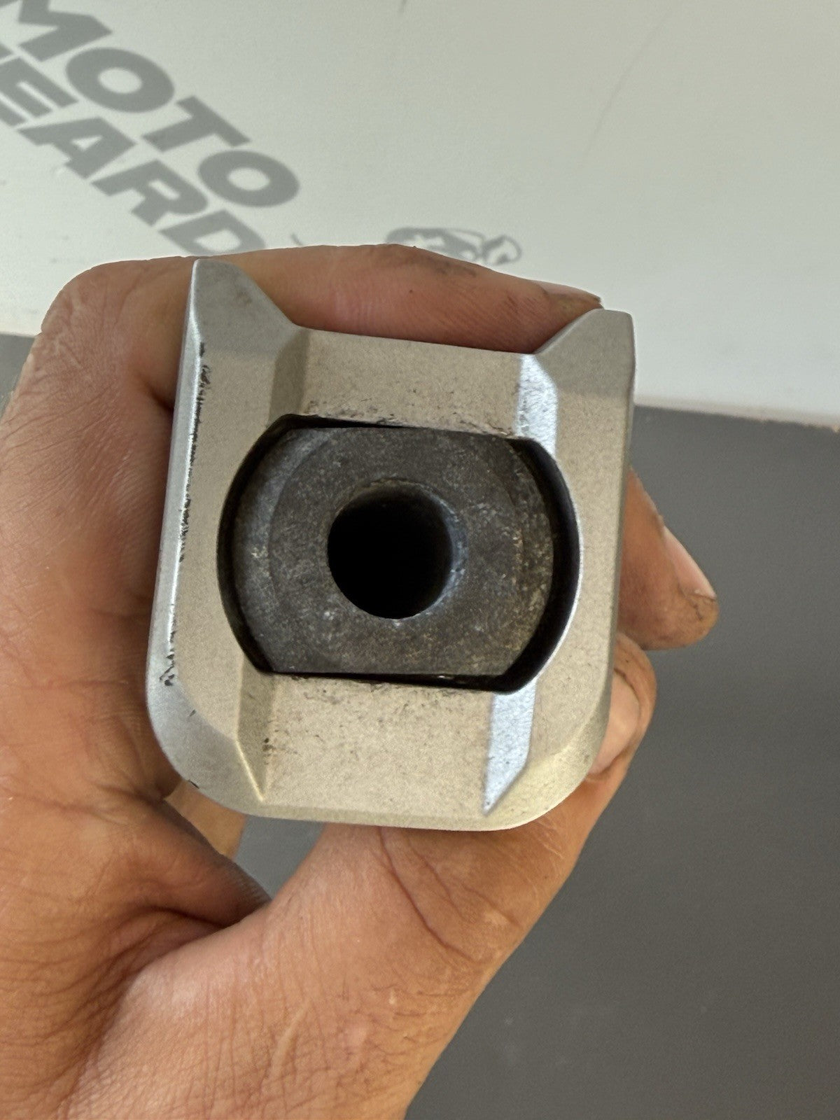 TRIUMPH TRIDENT 660 REAR WHEEL SPINDLE Rear Wheel Axle YEAR 2021-2024 OEM