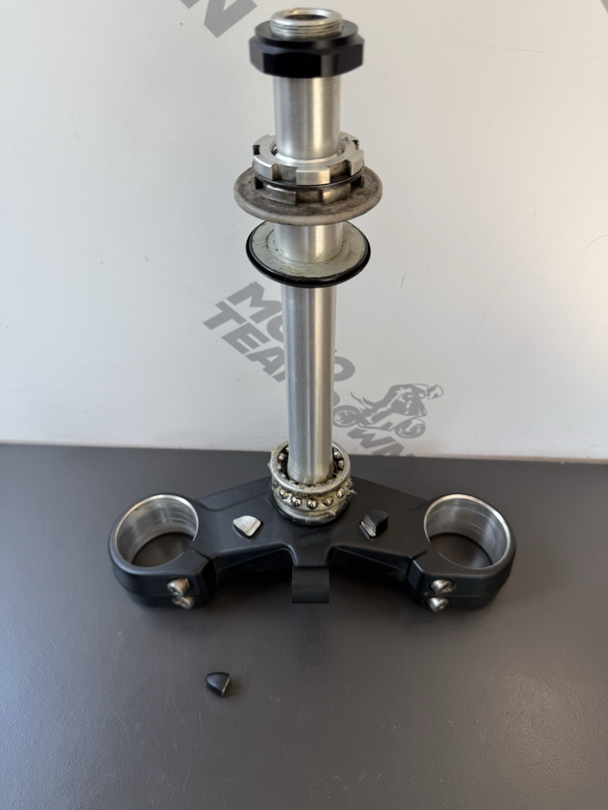 TRIUMPH TRIDENT 660 BOTTOM YOKE LOWER CLAMP YEAR 2021-2024 T2043096 DESCRIPTION