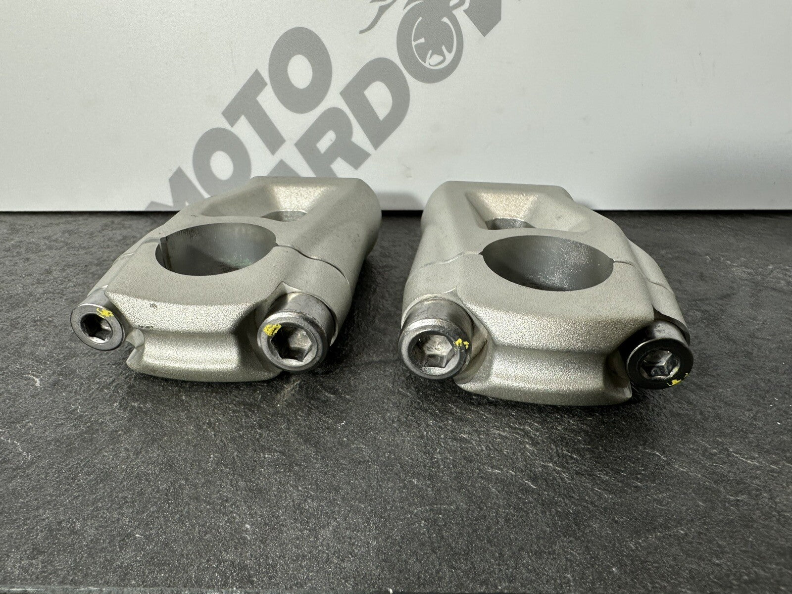 Triumph TIGER 900 GT PRO 2022 Handlebar Risers Clamps 6337 Miles 2020-2023 OEM