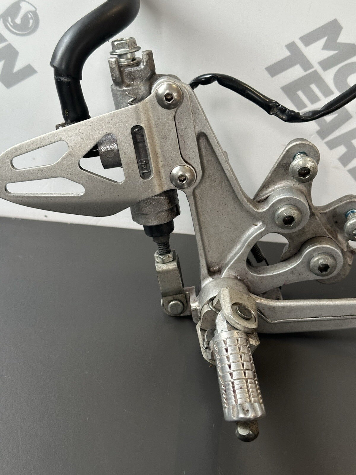 GSXR 600 GSXR 750 RIGHT Footrest Right Foot Assembly 2011-2017 L1-L7 OEM