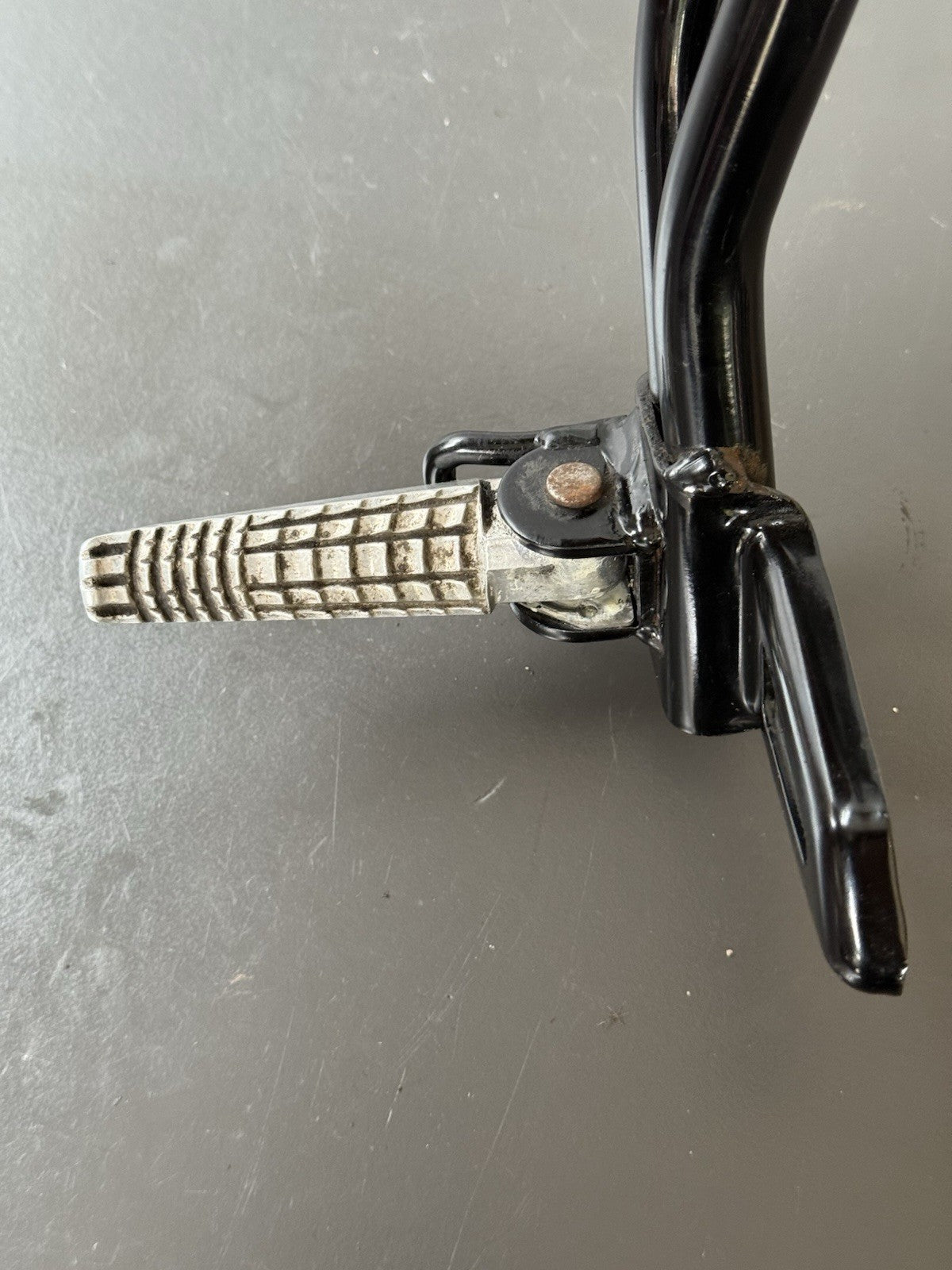 SUZUKI GSXS 125 LEFT PILLION FOOT REST LEFT PILLION FOOT HANGER OEM 2017-2021
