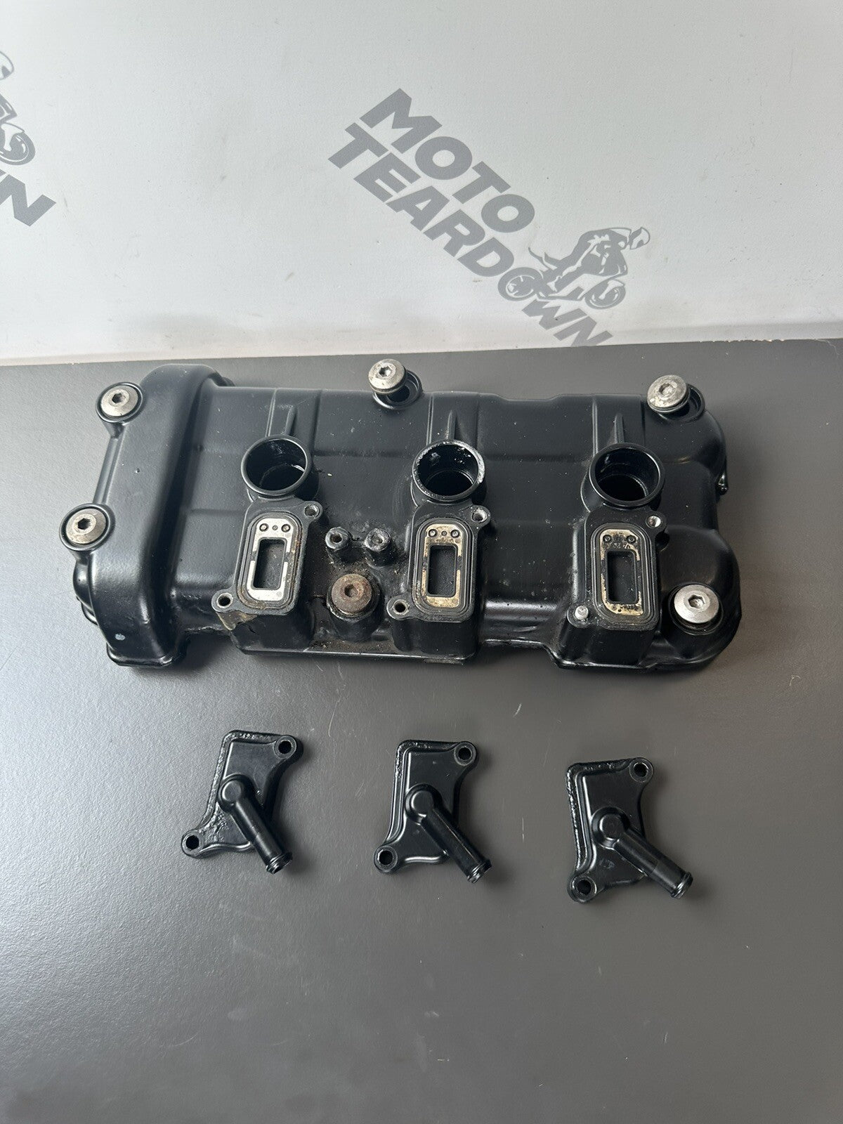 Speed Triple 1050 Engine Rocker Cam Cover Genuine Triumph 2011-2015 DESCRIPTION