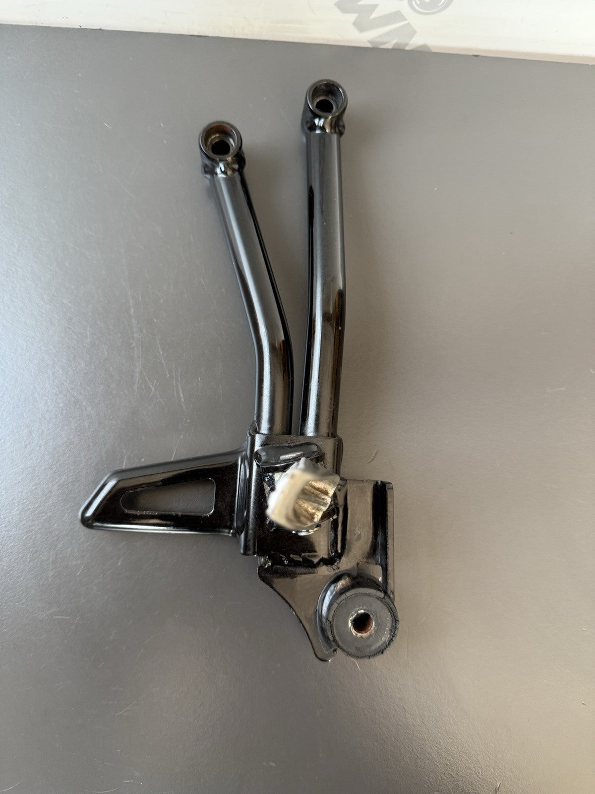 SUZUKI GSXS 125 RIGHT PILLION FOOT REST RIGHT PILLION FOOT HANGER OEM 2017-