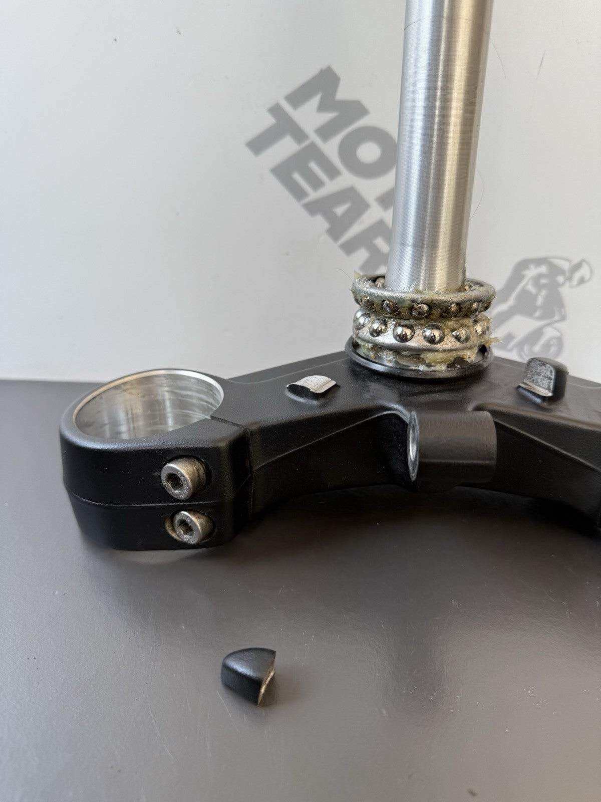 TRIUMPH TRIDENT 660 BOTTOM YOKE LOWER CLAMP YEAR 2021-2024 T2043096 DESCRIPTION
