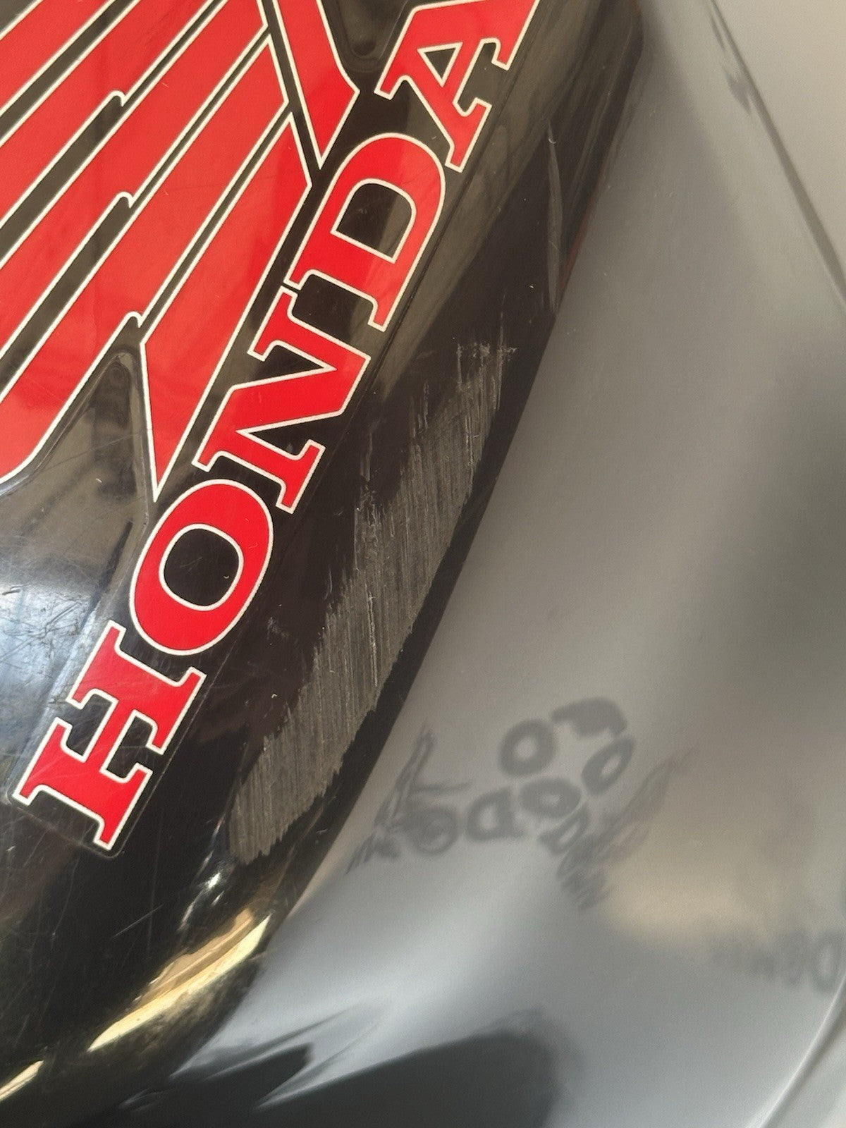 HONDA CBR1000RR Genuine Fuel Petrol Tank Centre Cover Panel Fairing 2004 2005