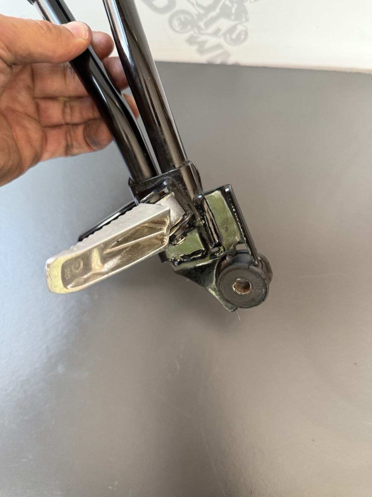 SUZUKI GSXS 125 RIGHT PILLION FOOT REST RIGHT PILLION FOOT HANGER OEM 2017-