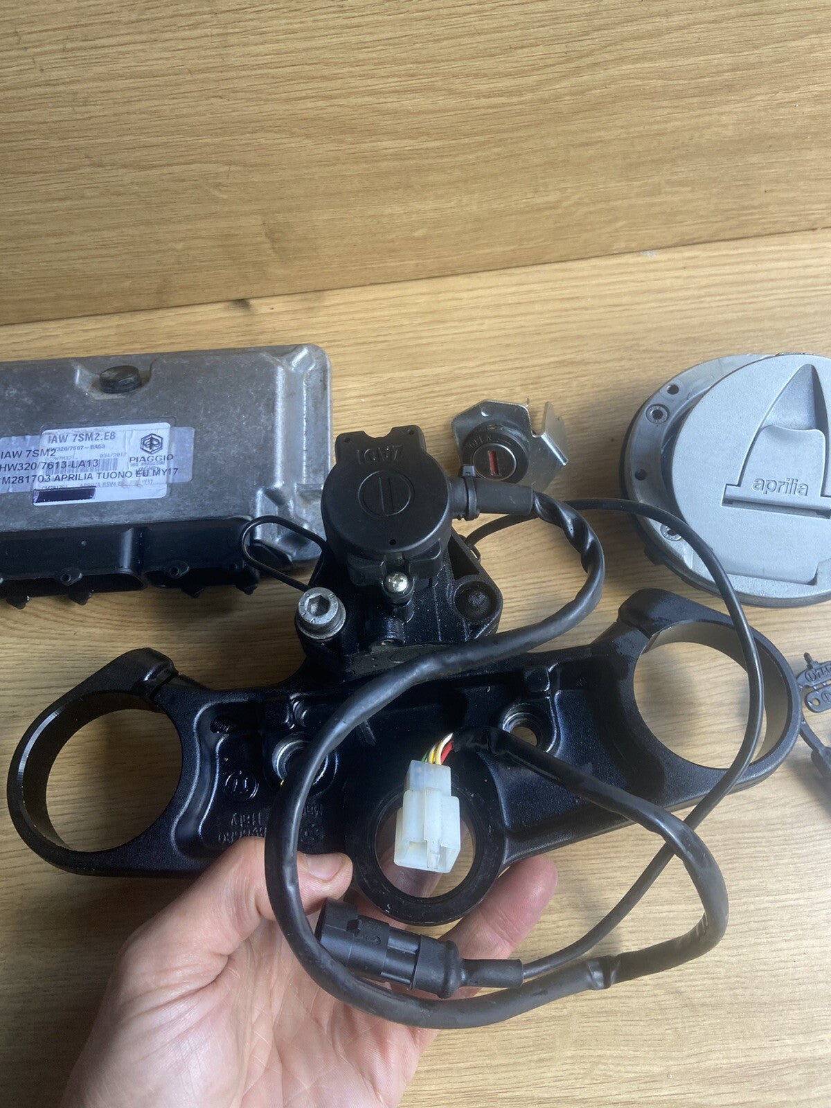 Aprilia Tuono V4 1100 FACTORY 2017 Lockset Ignition Key ECU Fuel Cap OEM RSV4