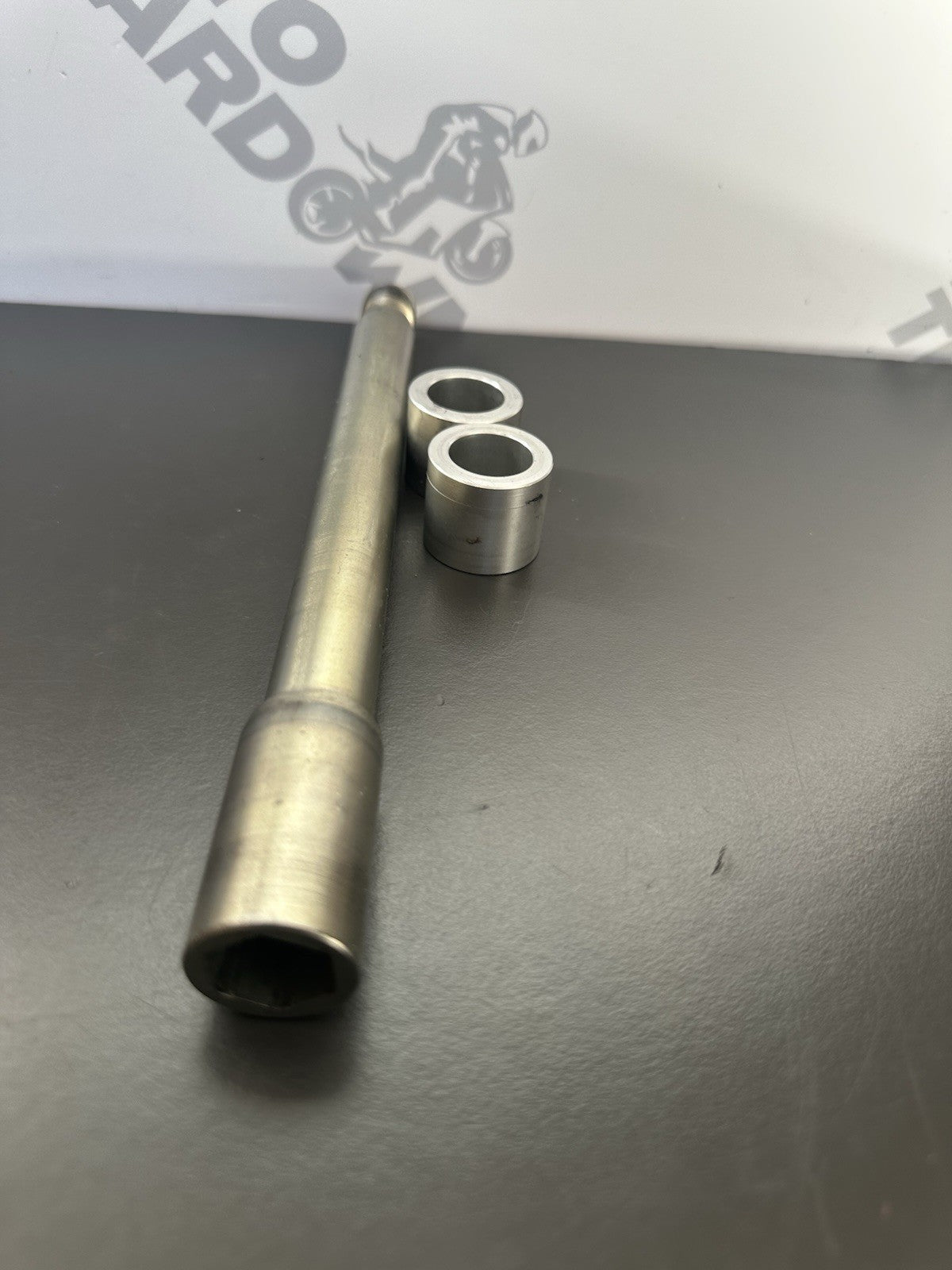 TRIUMPH SPEED TRIPLE 1050 FRONT WHEEL SPINDLE FRONT WHEEL AXLE & SPACERS 2011-15