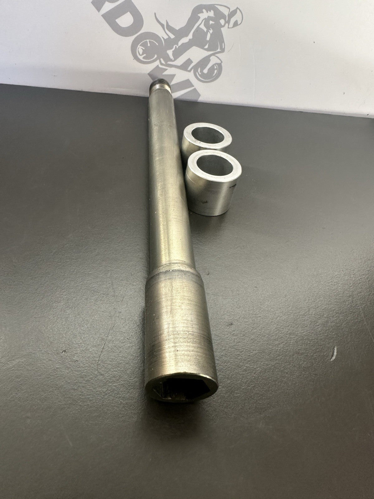 TRIUMPH SPEED TRIPLE 1050 FRONT WHEEL SPINDLE FRONT WHEEL AXLE & SPACERS 2011-15