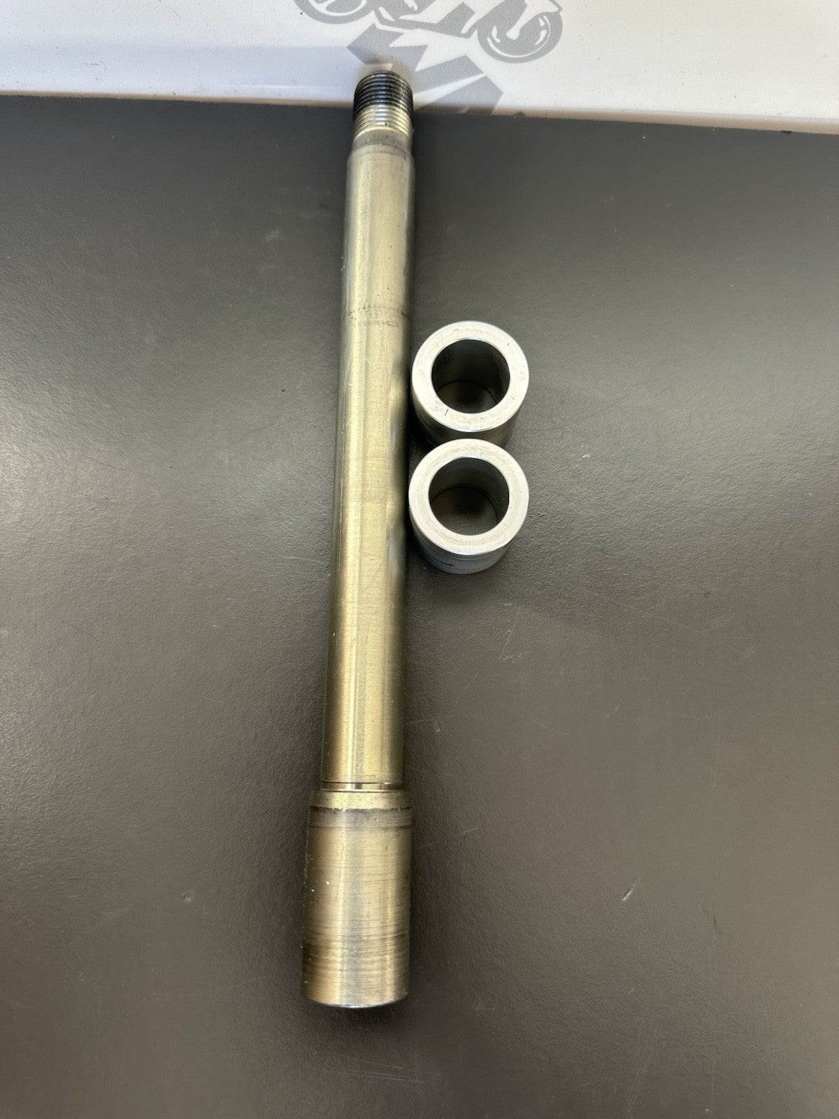 TRIUMPH SPEED TRIPLE 1050 FRONT WHEEL SPINDLE FRONT WHEEL AXLE & SPACERS 2011-15