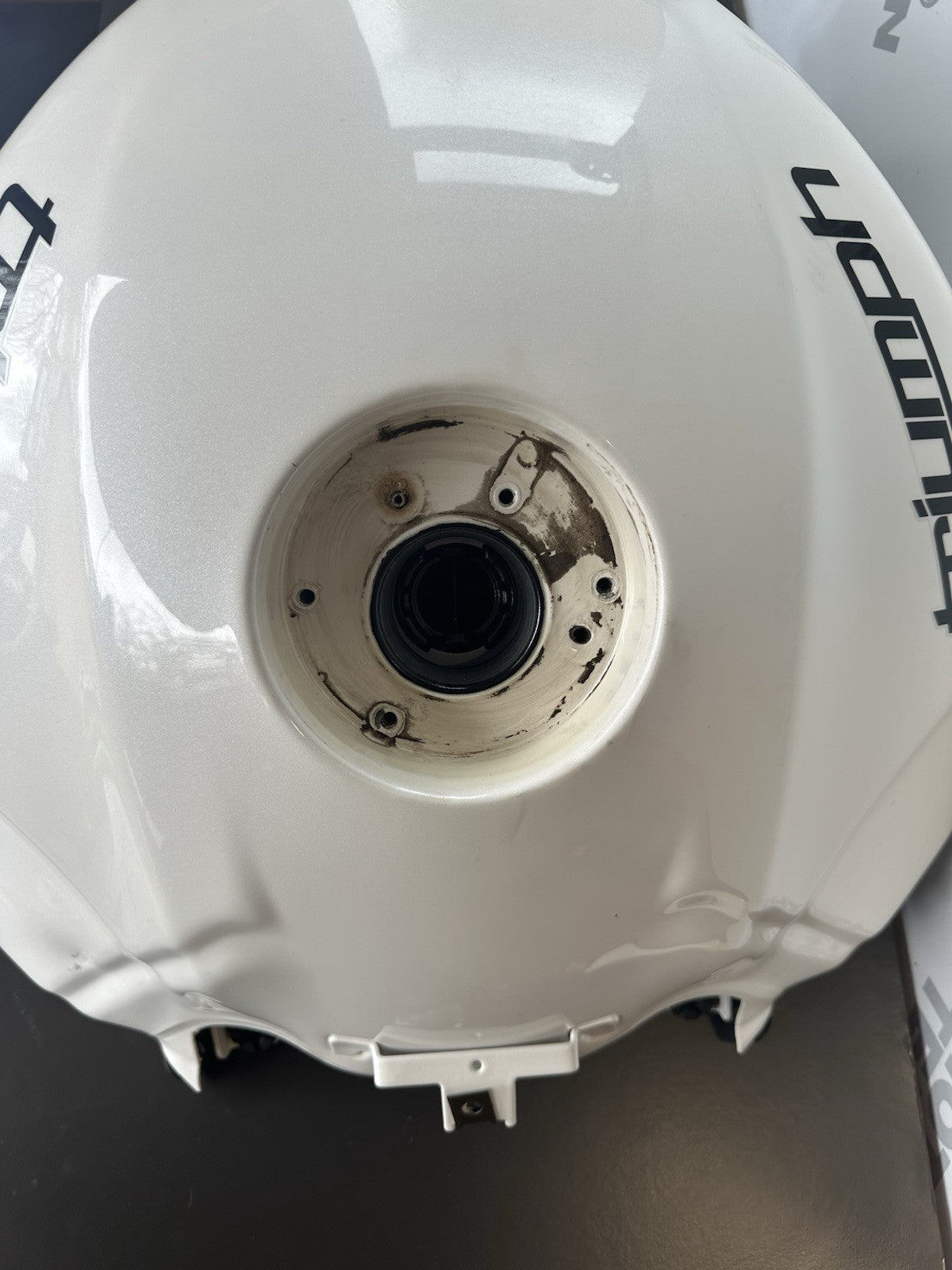 Triumph Speed Triple 1050 petrol Tank fuel tank 2011-2015 1050 Fuel Tank UKONLY