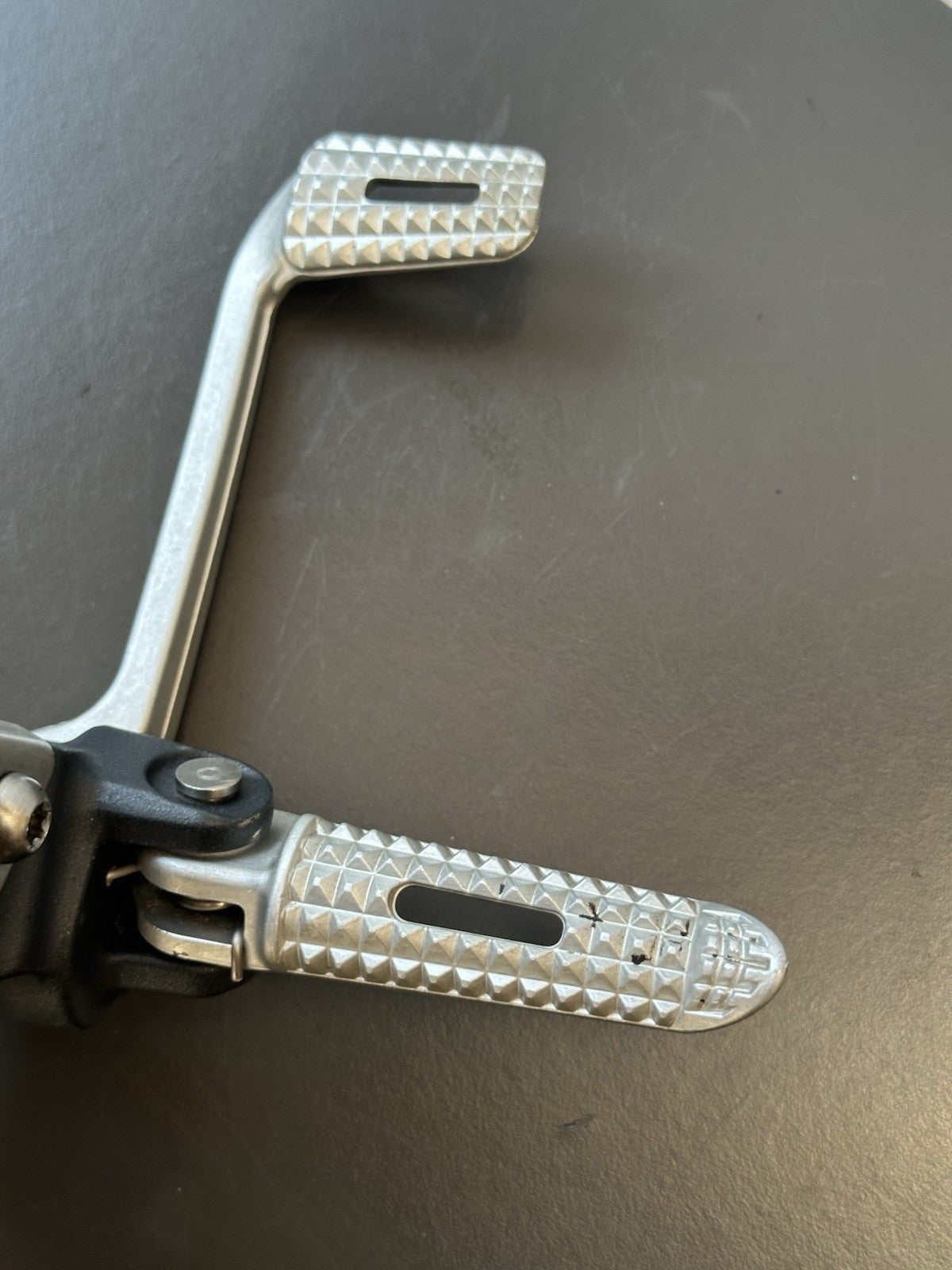 TRIUMPH SPEED TRIPLE 1050 FRONT RIGHT FOOTREST 2011-2015 Right Foot Assembly