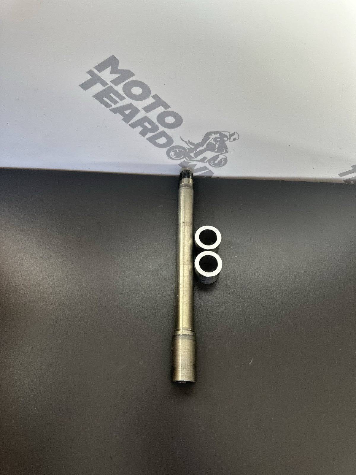 TRIUMPH SPEED TRIPLE 1050 FRONT WHEEL SPINDLE FRONT WHEEL AXLE & SPACERS 2011-15