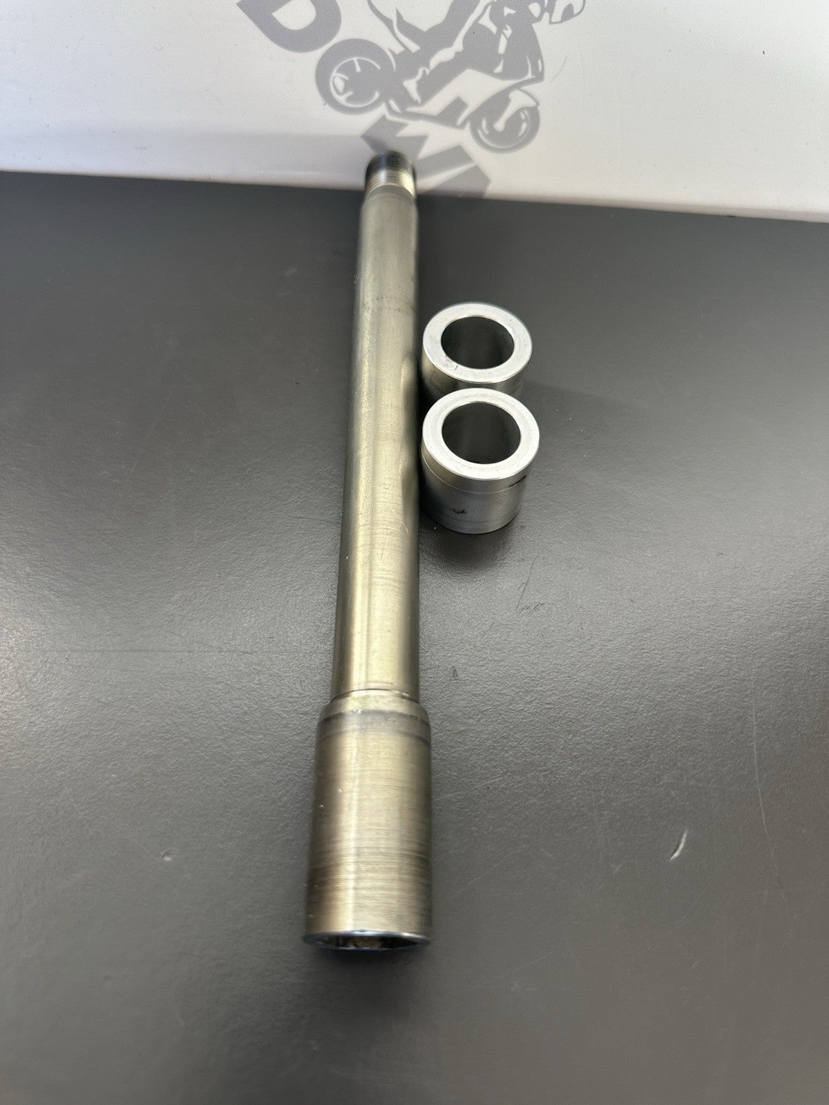 TRIUMPH SPEED TRIPLE 1050 FRONT WHEEL SPINDLE FRONT WHEEL AXLE & SPACERS 2011-15