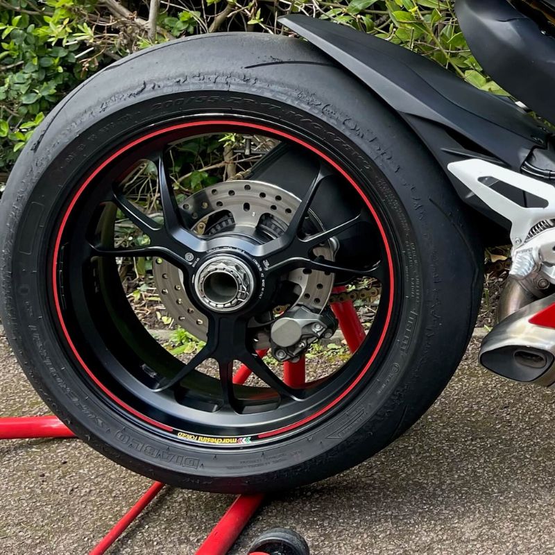 Motorbike wheel and tyre