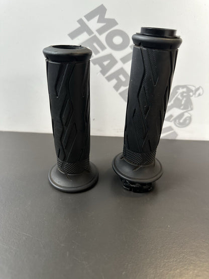 SUZUKI GSXR 600 750 HANDLEBAR GRIPS RIGHT LEFT THROTTLE OEM 600 L1-L7 2011-2016