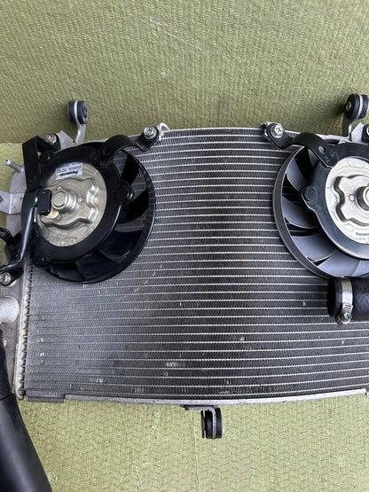 YAMAHA R1 14B RADIATOR AND FANS BIG BANG YZF 1000 2009-2014 Yamaha R1 Radiator