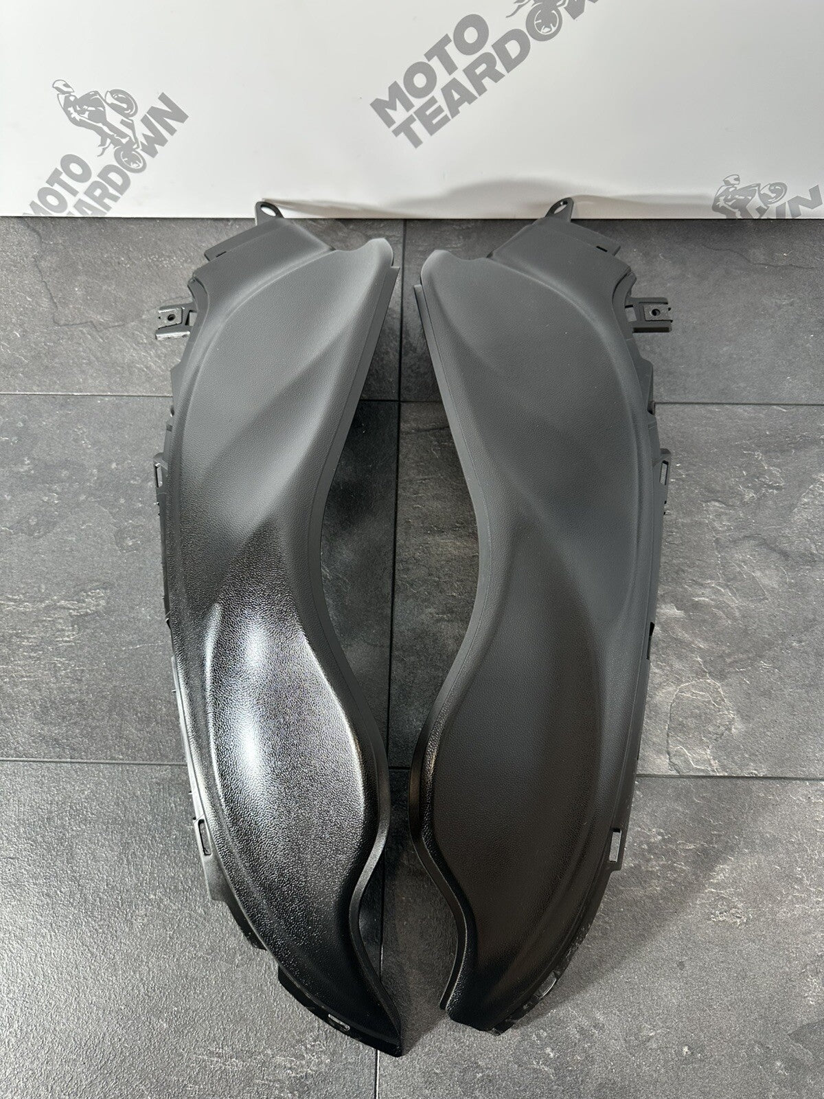 Suzuki GSXR 1300 2016 HAYABUSA Side Fairing Infill Tank Panels 18408 Miles OEM