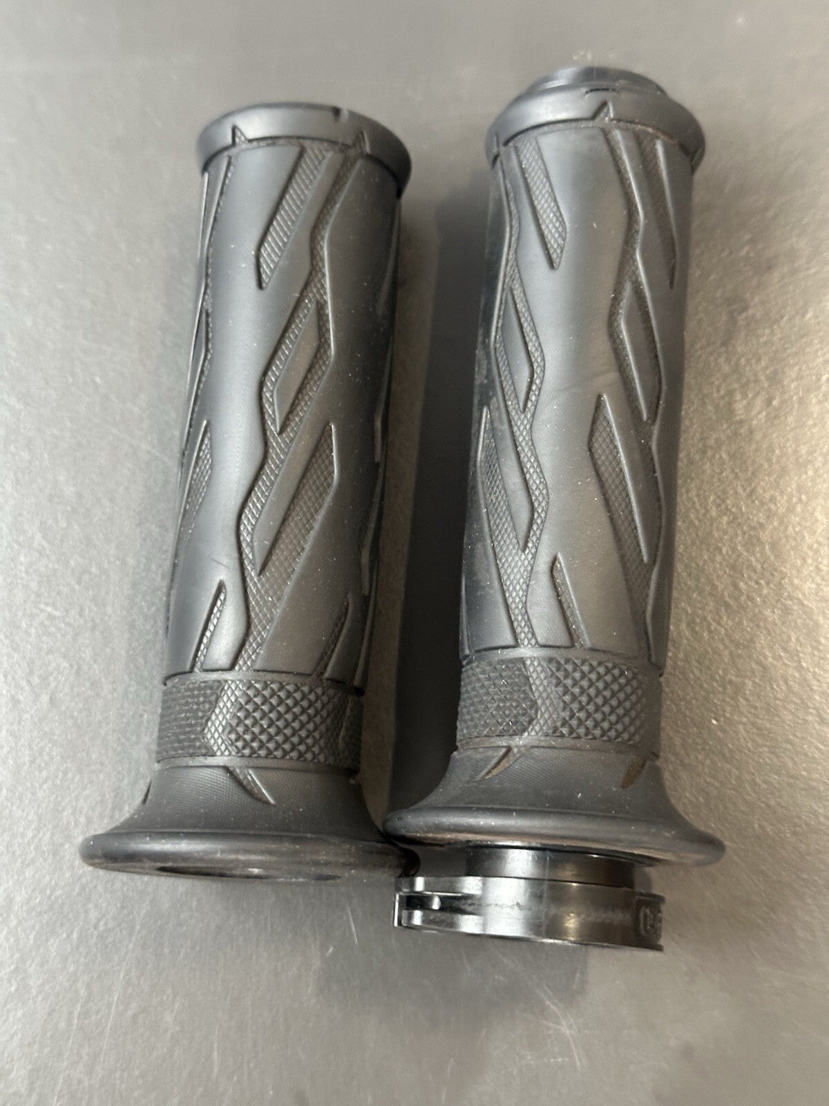 SUZUKI GSXR 600 750 HANDLEBAR GRIPS RIGHT LEFT THROTTLE OEM 600 L1-L7 2011-2016