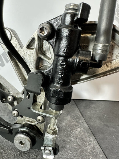 Triumph Trident 660 2022 Right Rearset Footrest Mastercylinder 2962 Mile 2021-24