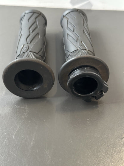 SUZUKI GSXR 600 750 HANDLEBAR GRIPS RIGHT LEFT THROTTLE OEM 600 L1-L7 2011-2016