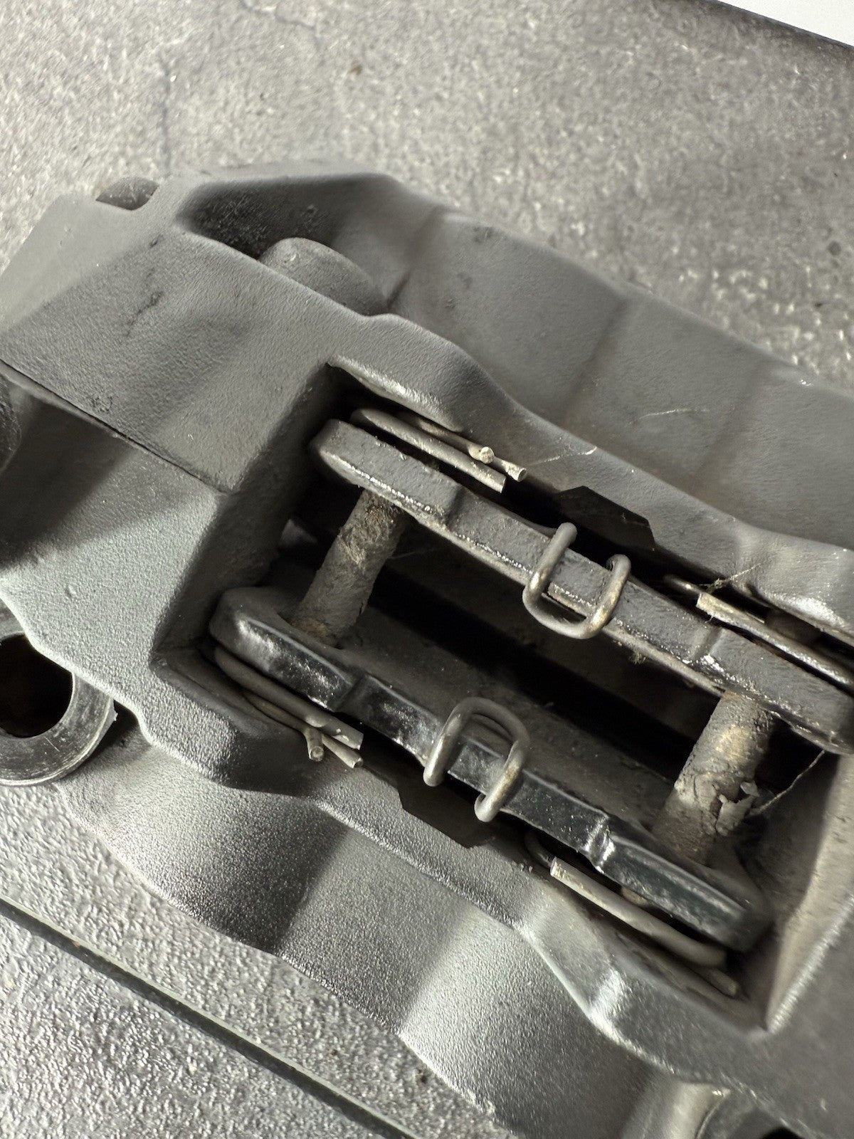 Yamaha YZF R125 R 125 2014 Front Brake Caliper & Pads 26983 Miles 2008-2018