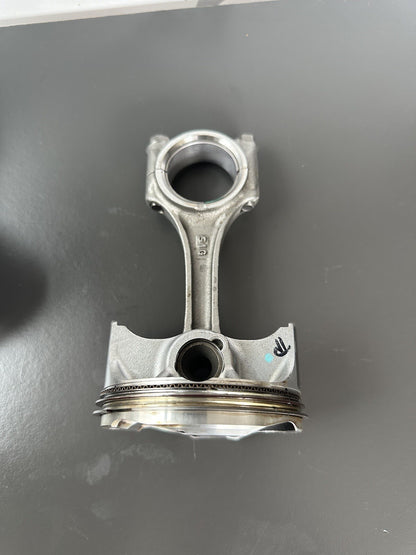 Triumph Speed Triple 1200 RR 2022 pistons READ DESCRIPTION 1200RR Engine Pistons