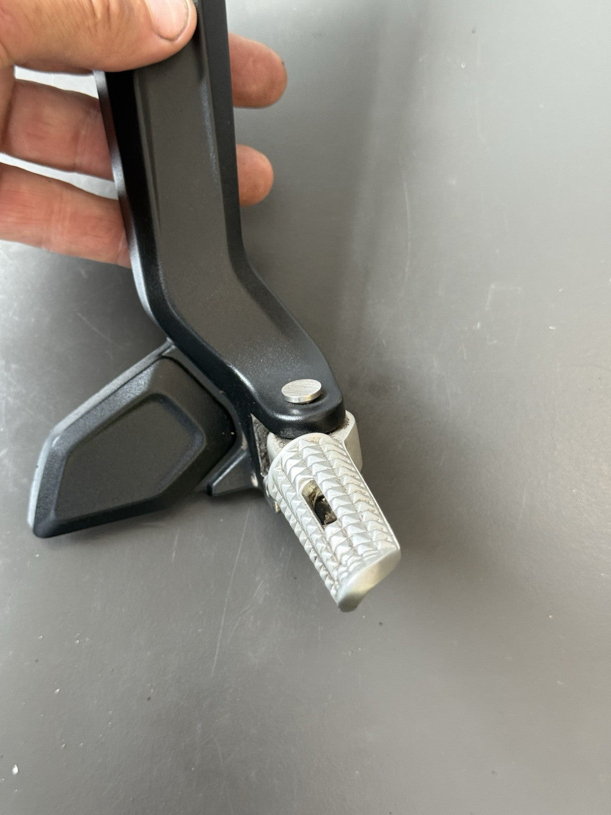 TRIUMPH TRIDENT 660 Right Rear Footrest Hanger - T2086606 2021-2024 RT Footrest