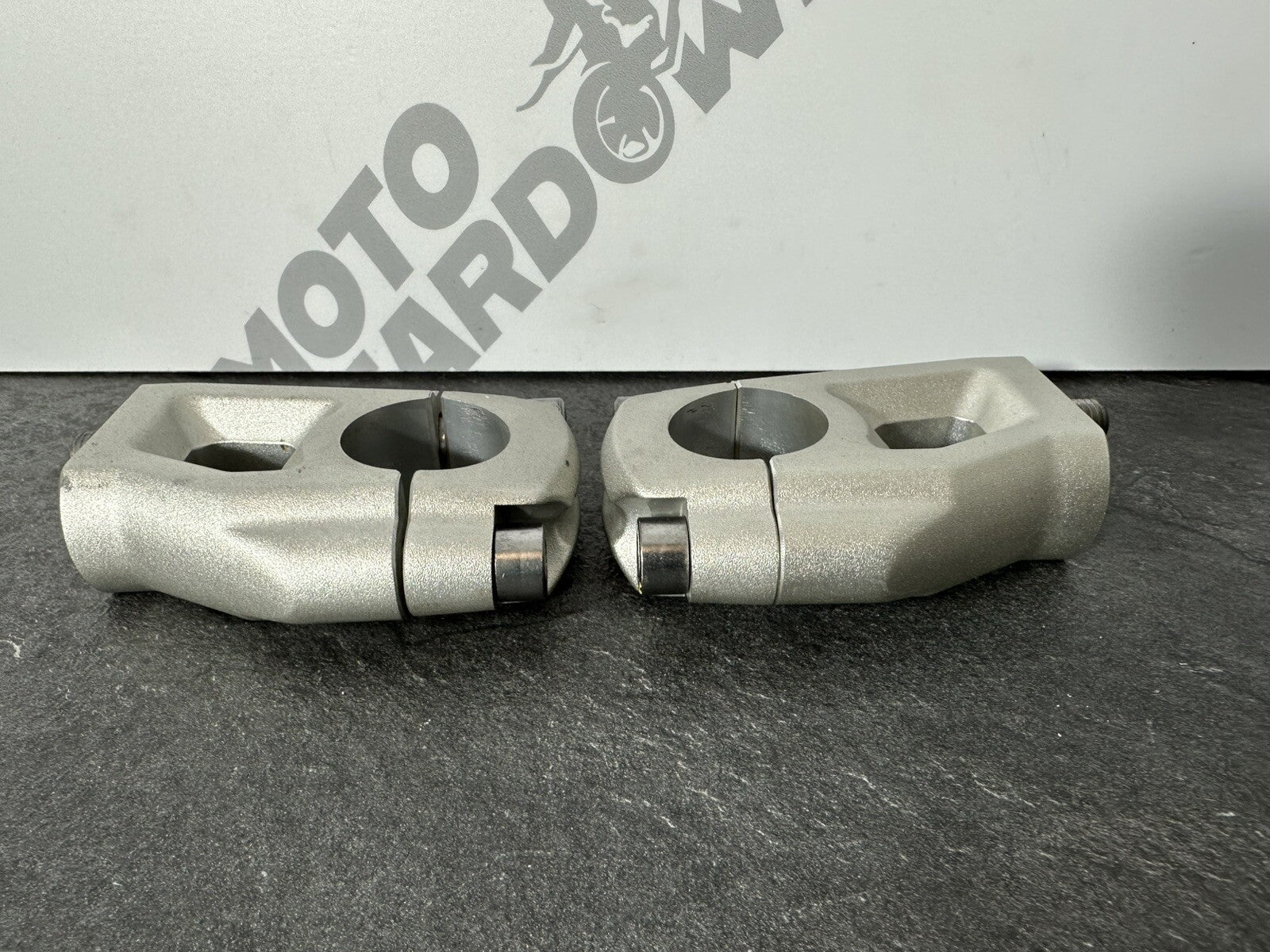 Triumph TIGER 900 GT PRO 2022 Handlebar Risers Clamps 6337 Miles 2020-2023 OEM