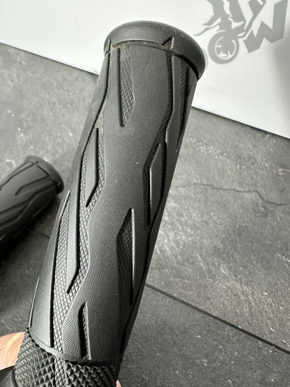 Suzuki GSXR 1300 2016 HAYABUSA Handlebar Grips Throttle Clutch Grip 18408 Miles