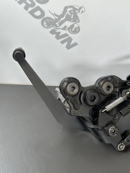 Yamaha MT-07 MT07 ABS 2022 Right riders footrest assembly Right Foot Rest PEM