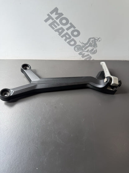 TRIUMPH TRIDENT 660 Left Rear Footrest Hanger - T2086605 2021-2024 Left Footrest