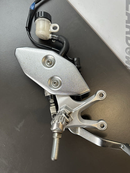 YAMAHA MT-03 R/H Front Footrest Hanger Yamaha MT03 Right Foot Rest RT assembly
