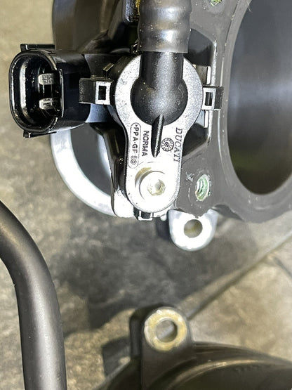 Ducati Panigale V4S V4 2018-2021 Bottom Injectors Air Funnel Only 2986 Miles OEM