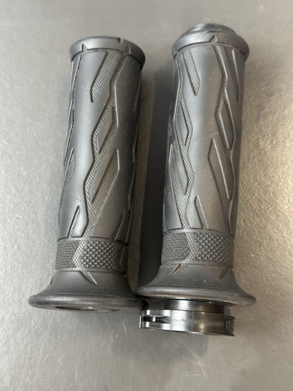 SUZUKI GSXR 600 750 HANDLEBAR GRIPS RIGHT LEFT THROTTLE OEM 600 L1-L7 2011-2016
