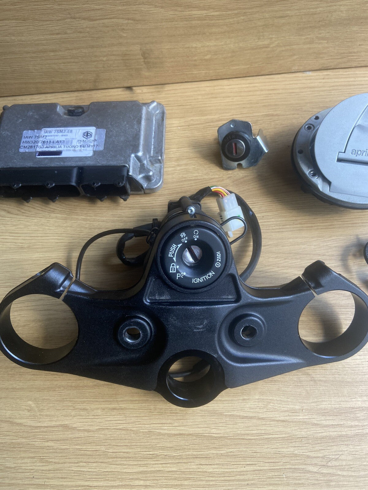 Aprilia Tuono V4 1100 FACTORY 2017 Lockset Ignition Key ECU Fuel Cap OEM RSV4