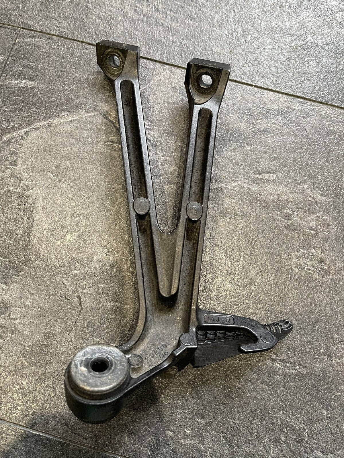Suzuki GSXR 750 2015 L5 Right Pillion Footrest Hanger GSXR600 2011-2018 15287m