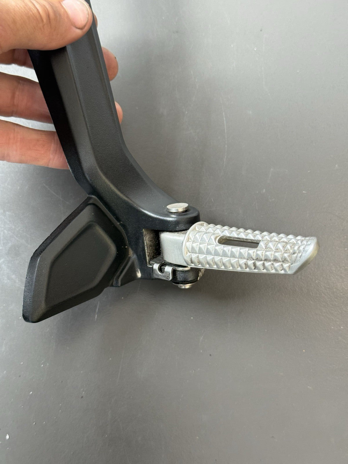 TRIUMPH TRIDENT 660 Right Rear Footrest Hanger - T2086606 2021-2024 RT Footrest