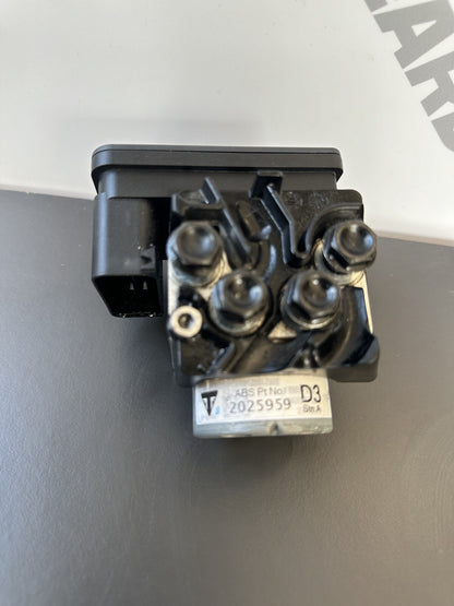 Triumph Street Triple 765 RS 2017-2019 ABS Pump Regulator 2019 OEM 8126 Miles