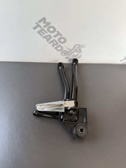 SUZUKI GSXS 125 RIGHT PILLION FOOT REST RIGHT PILLION FOOT HANGER OEM 2017-
