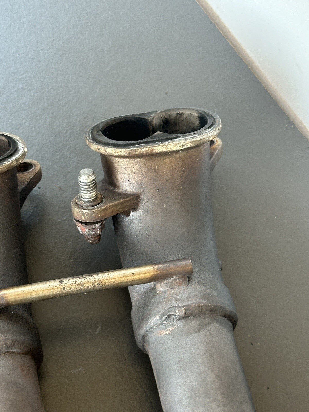 TRIUMPH SPEED TRIPLE 1050 EXHAUST DOWN PIPES CRACKED - SPARES / REPAIRS 19,161m